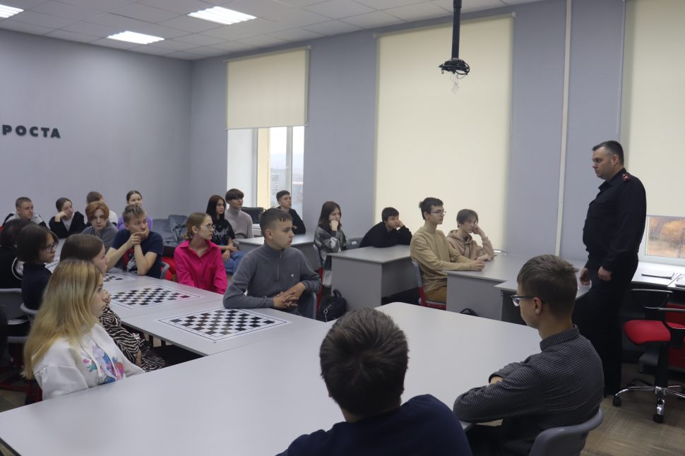 Военные следователи в п. Печенга Мурманской области провели для школьников урок патриотизма